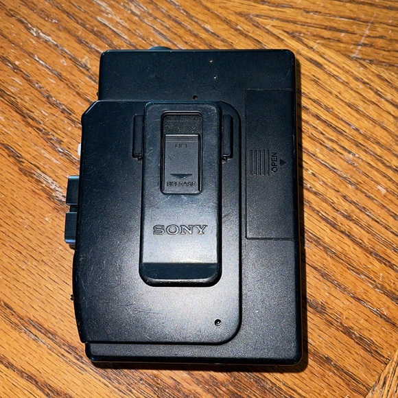 Vintage Sony Walkman WM FX33 Am/FM radio cassette player - Picture 2 of 8